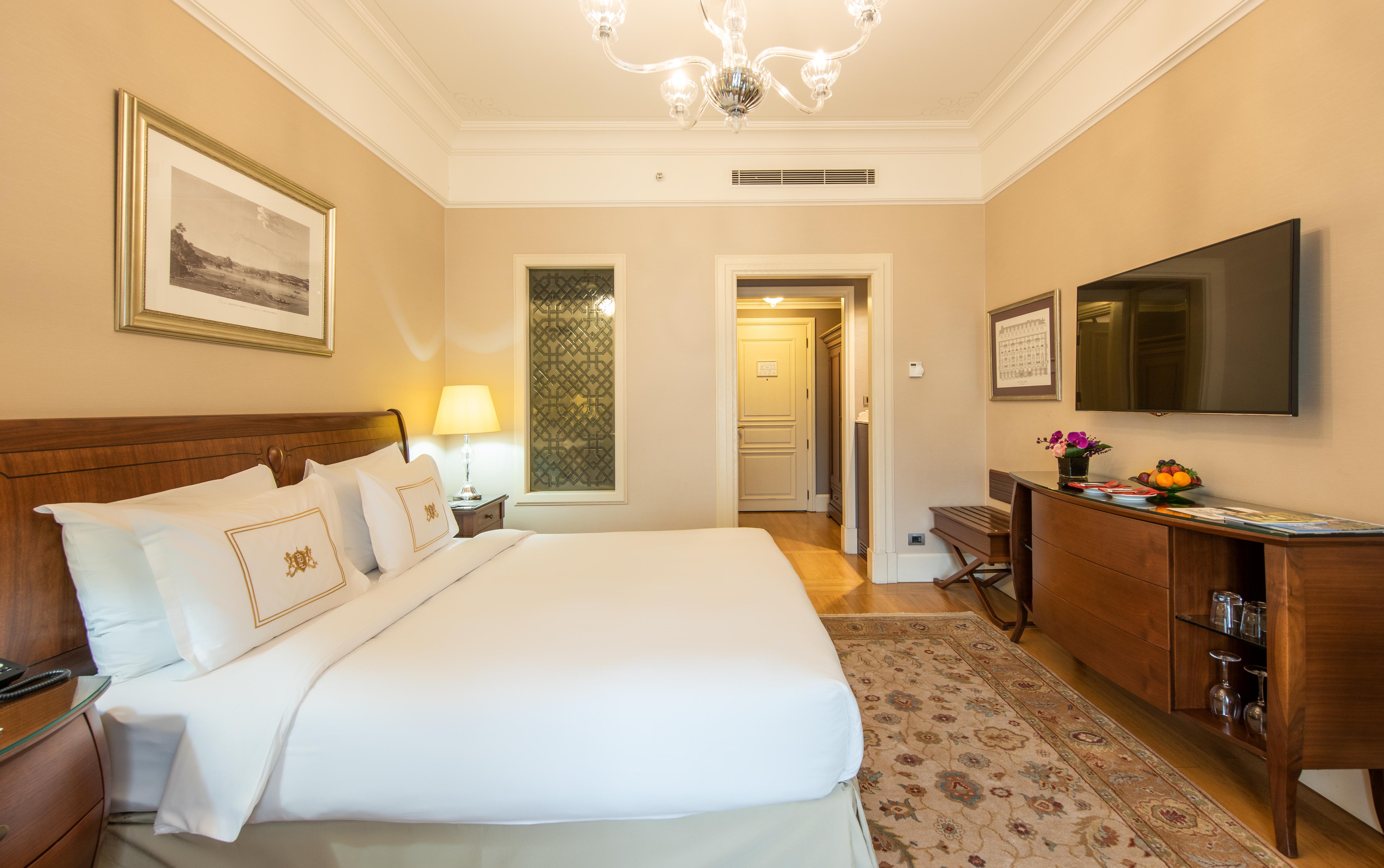 Pera Palace Hotel Istanbul Exterior foto A bedroom at the hotel