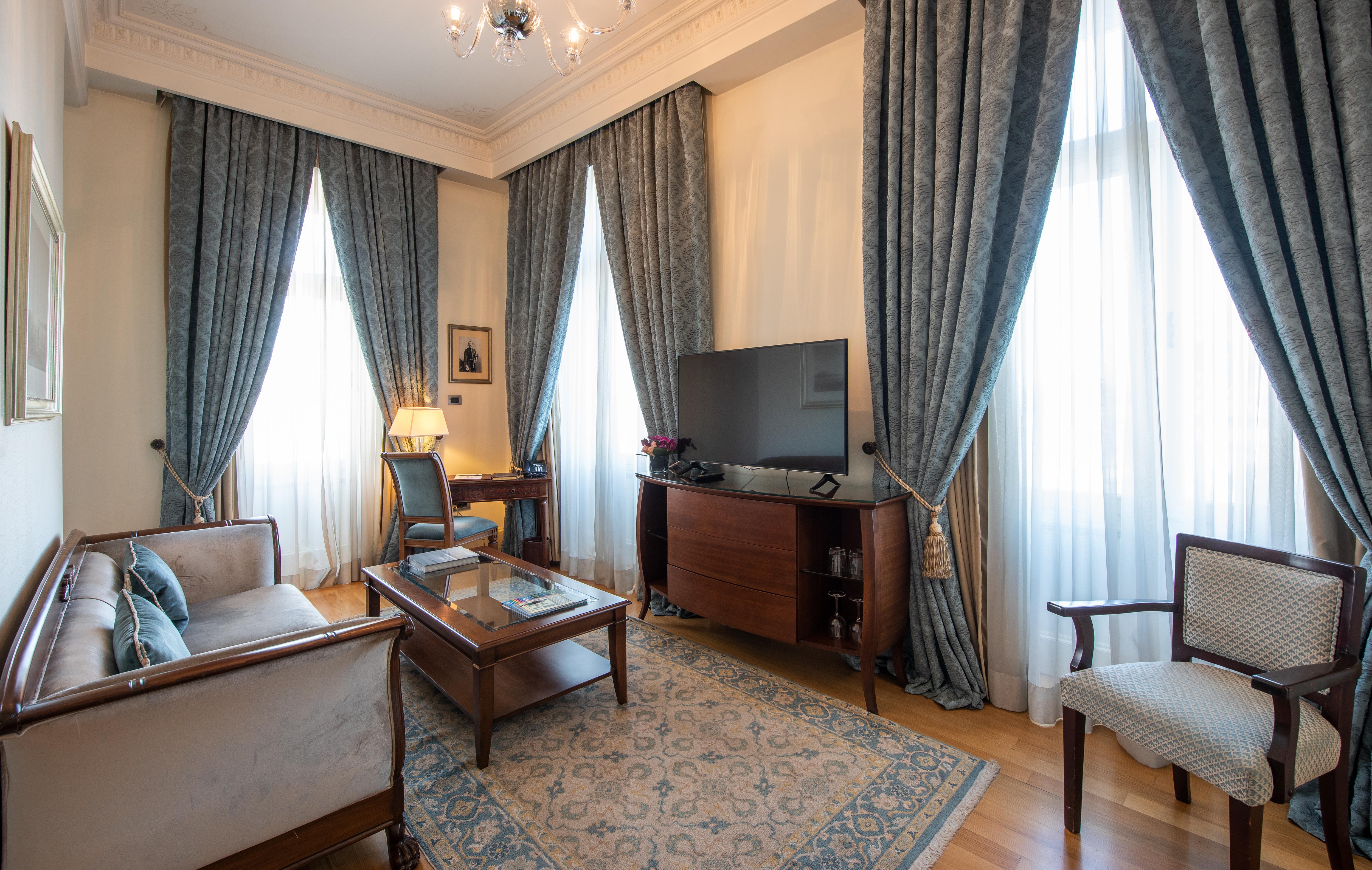 Pera Palace Hotel Istanbul Exterior foto A suite at the hotel