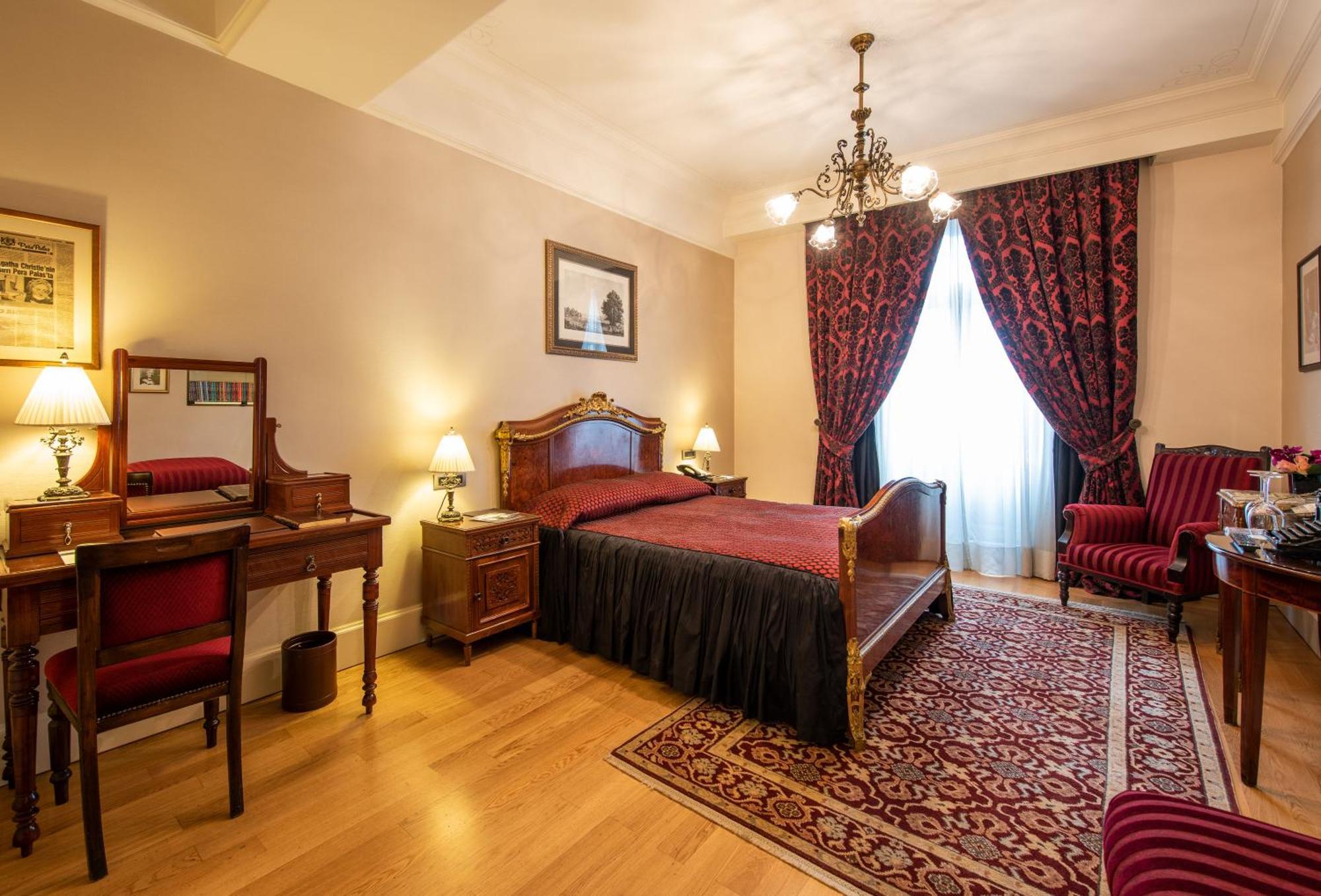 Pera Palace Hotel Istanbul Exterior foto A room at the hotel