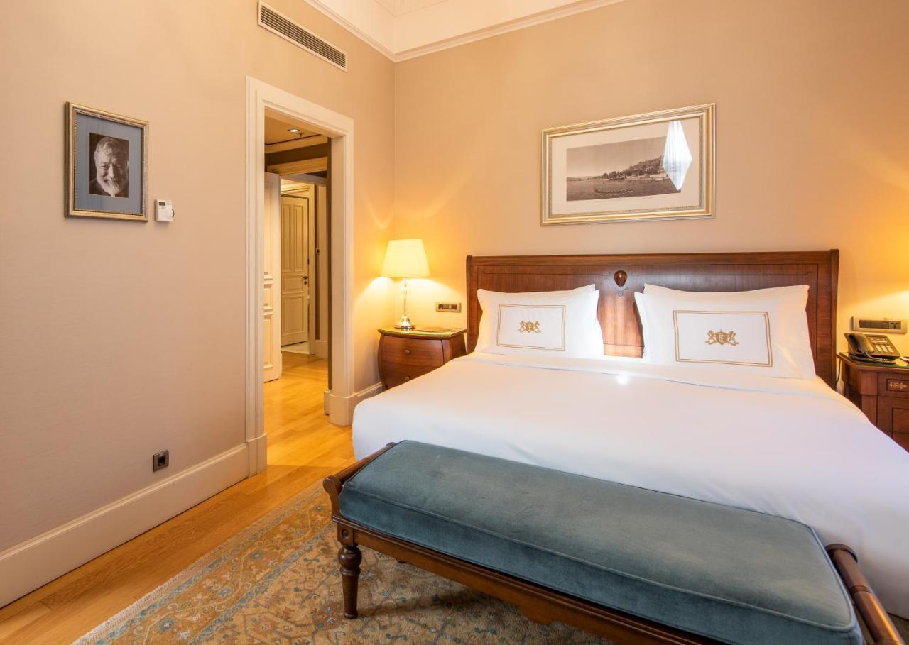 Pera Palace Hotel Istanbul Exterior foto A bedroom at the hotel